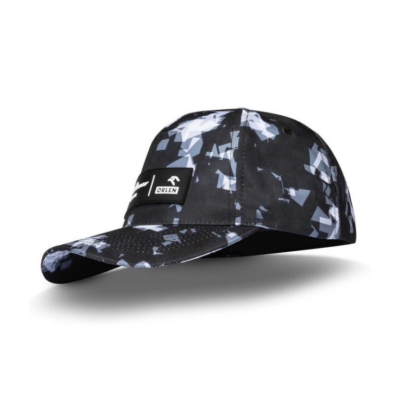 Gorra del equipo Alfa Romeo Orlen en el patrón de camuflaje de pretemporada. Gorra del equipo Alfa Romeo Orlen en el patrón de camuflaje de pretemporada.