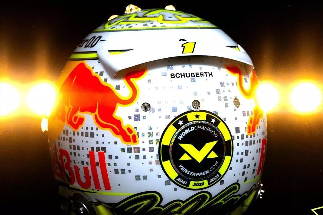 Casco Schuberth de Red Bull con diseño de campeón mundial.